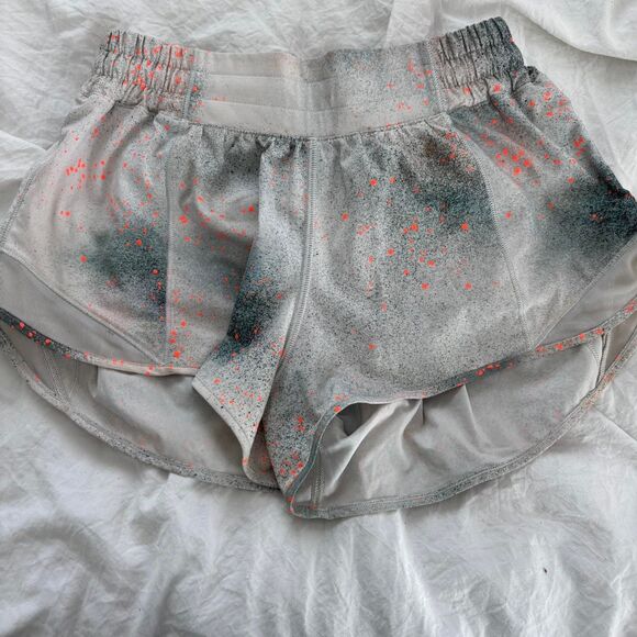 LULULEMON Hotty Hot Low Rize 2.5 Sz 6 Paint Splat Women's Shorts Exclusive Color - Picture 1 of 2
